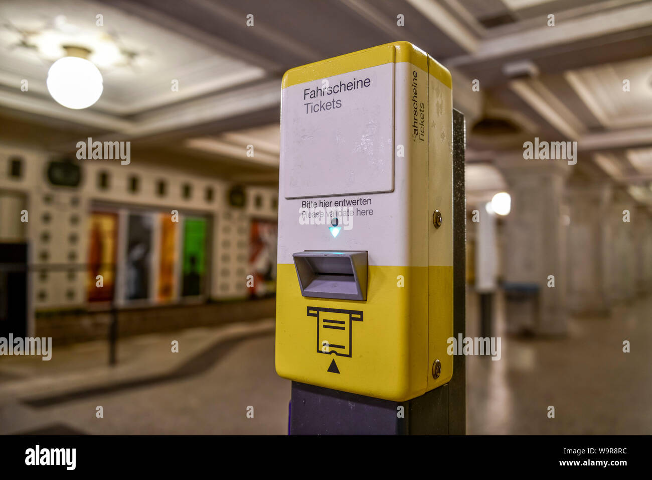 Ticket-Entwerter, U-Bahnhof, R?desheimer Platz, Wilmersdorf, Berlin, Deutschland Stockfoto