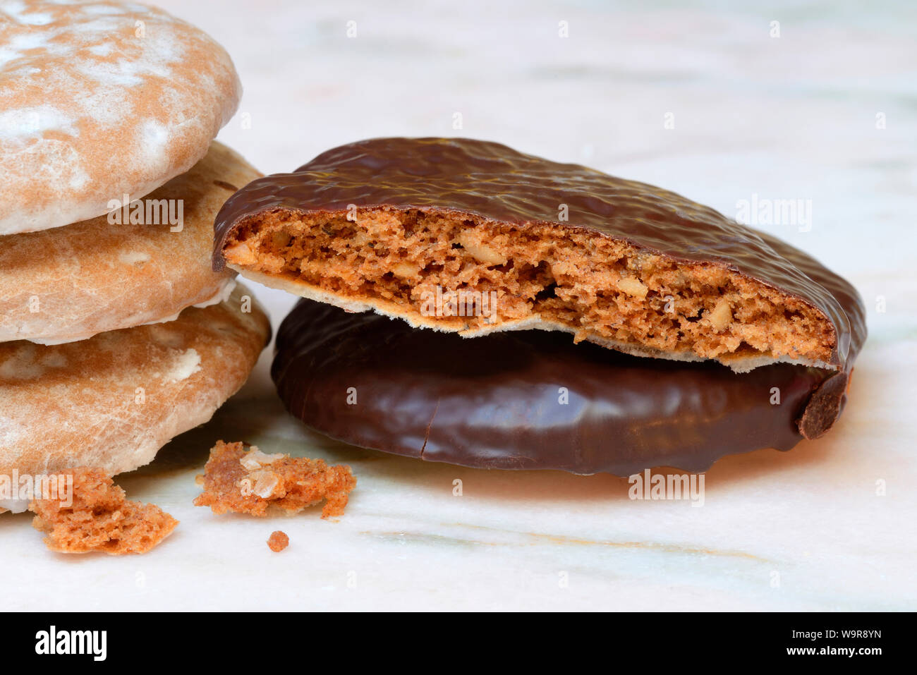 Oblaten-Lebkuchen, Oblatenlebkuchen, halbiert, angebrochen, Nürnberger Lebkuchen, glasiert Stockfoto