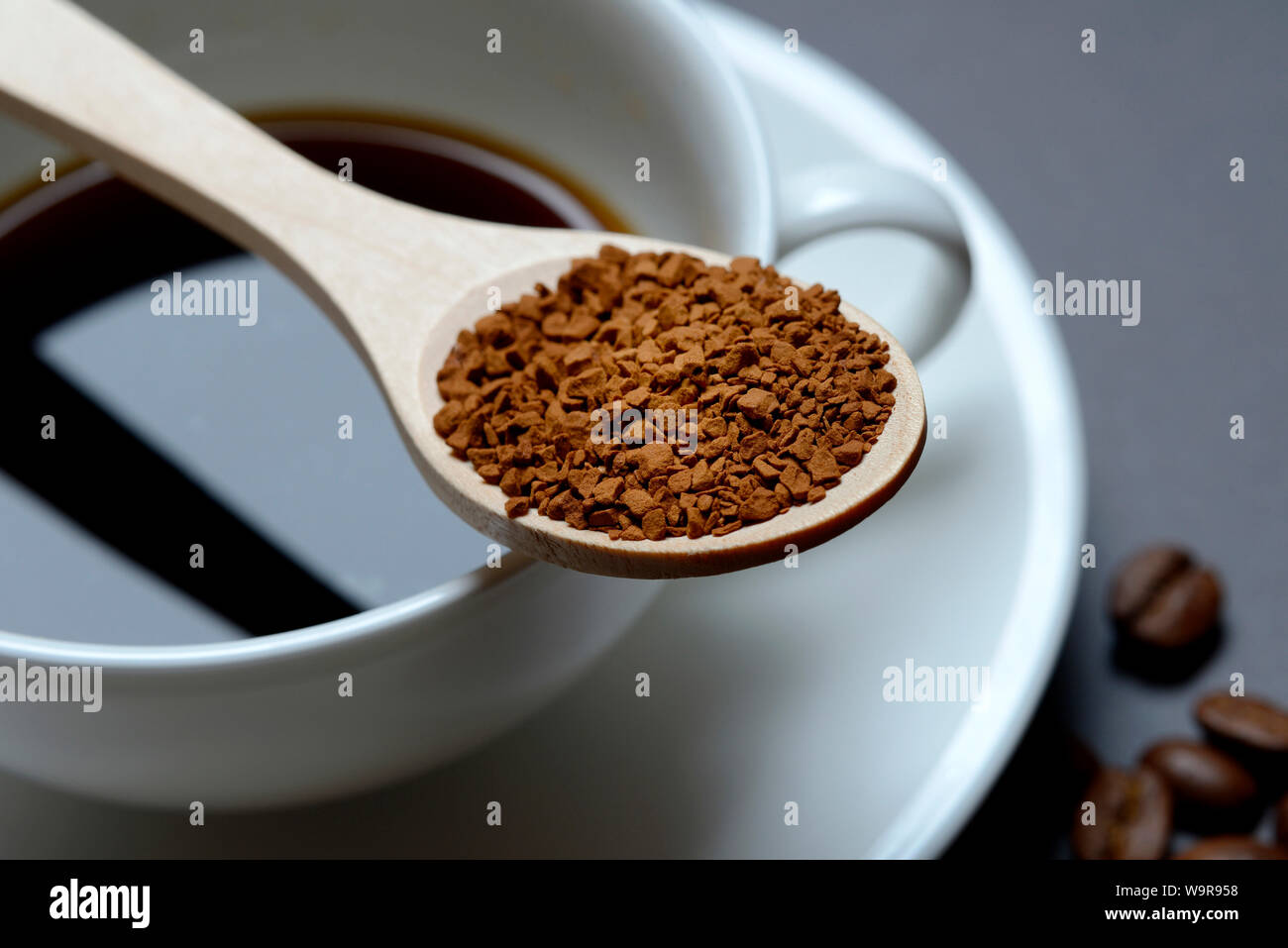 Instantkaffee in Firma Loeffel in Kaffeetasse, Coffea arabica Stockfoto