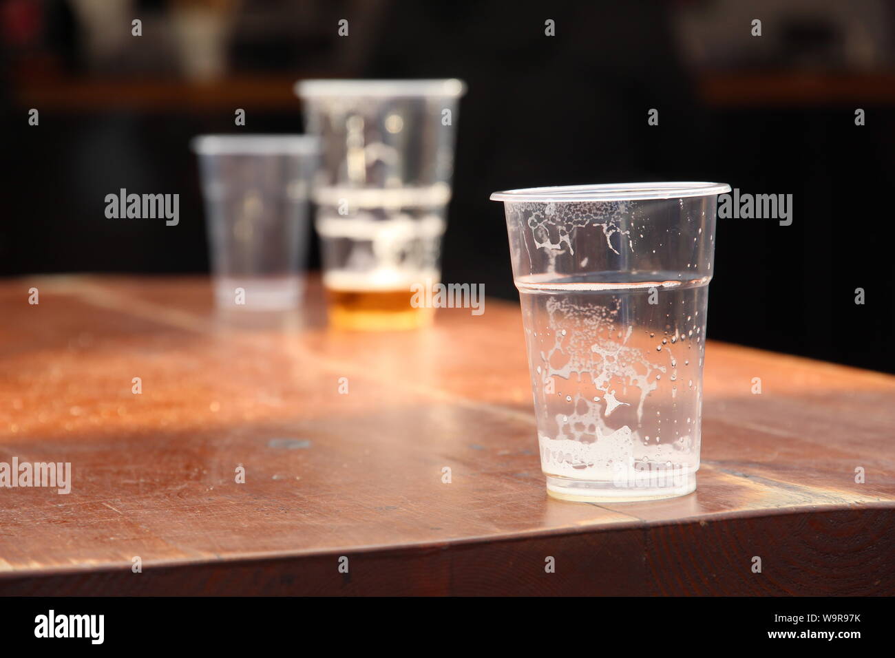 Leere Plastikbecher in einem Pub Stockfoto