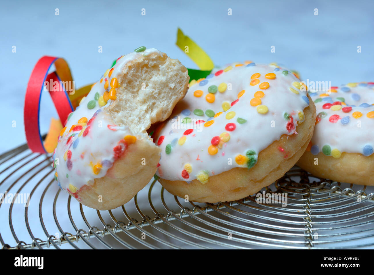 Donuts und Papier Streamer Stockfoto