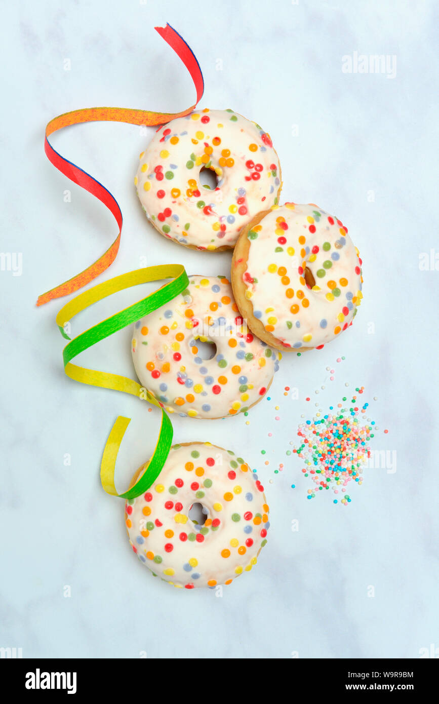 Donuts und Papier Streamer Stockfoto