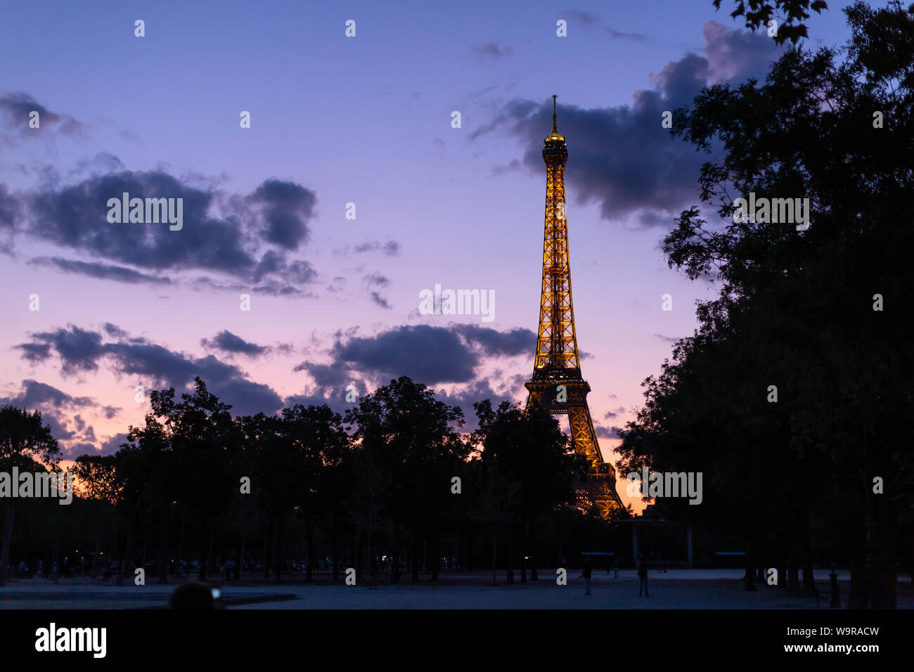 Der Eiffelturm in Paris, Frankreich ist beleuchtet, wie es jede Nacht ist. Stockfoto