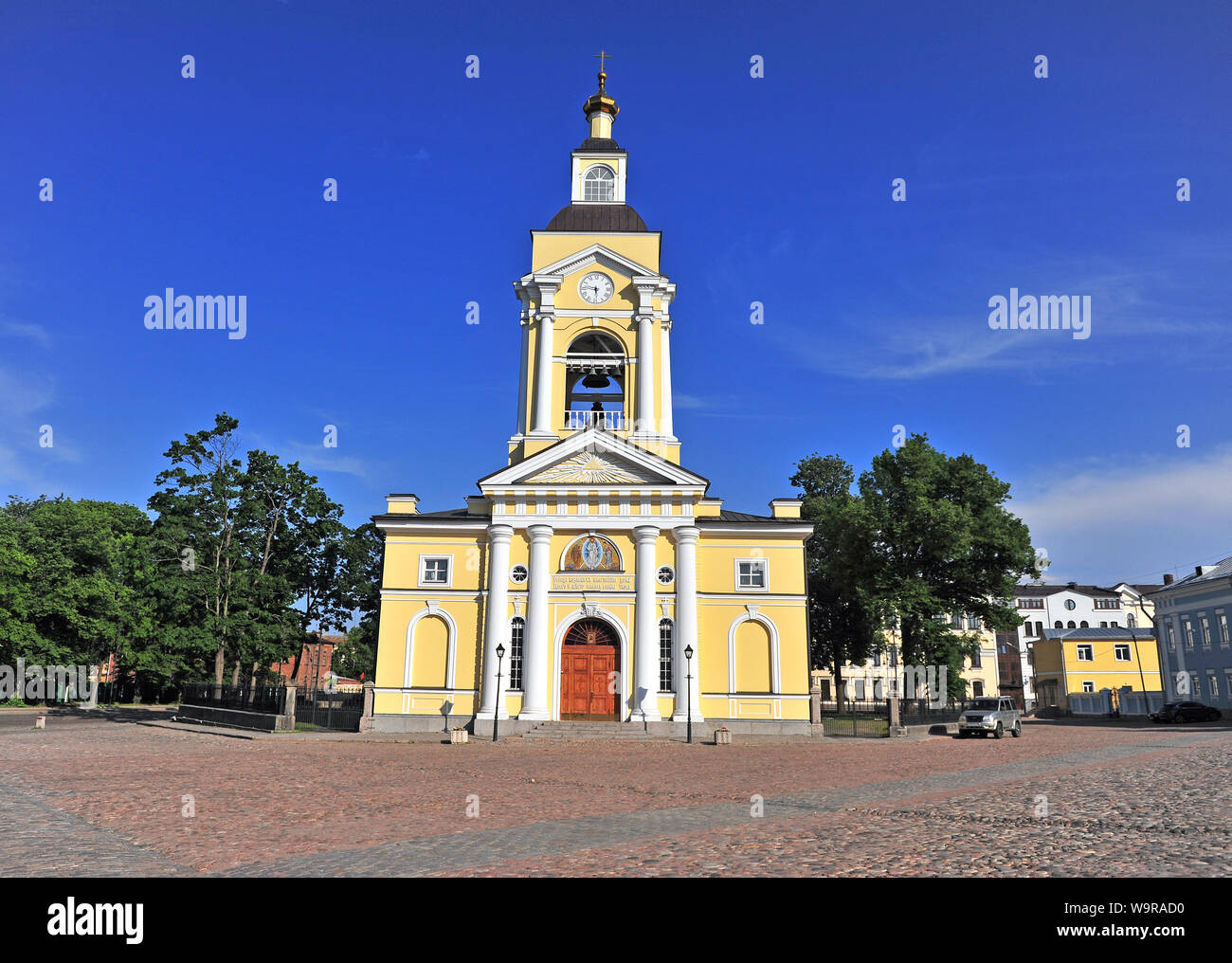 Wyborg, Russland - 21. Juni 2019: Alte Glockenturm und die Kirche in Wyborg, Russland. Stockfoto