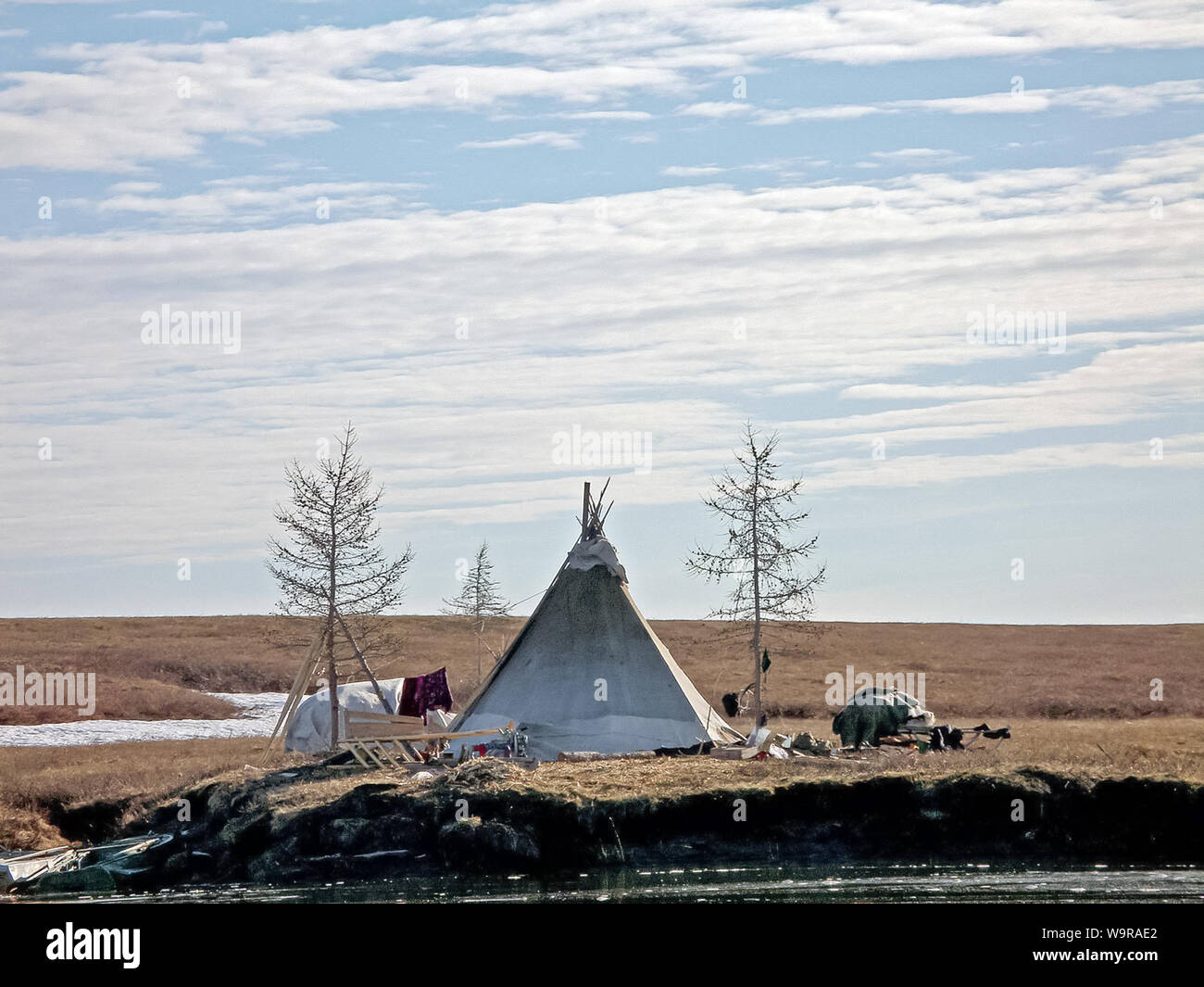 Die jurte der indigenen Völker des Nordens der Yamal. Wigwam von rentierfellen Stockfoto