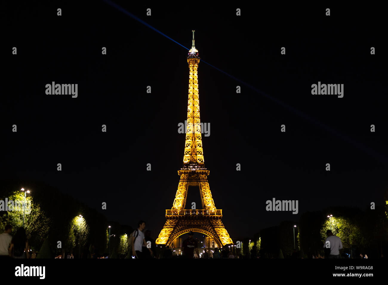 Der Eiffelturm in Paris, Frankreich ist beleuchtet, wie es jede Nacht ist. Stockfoto