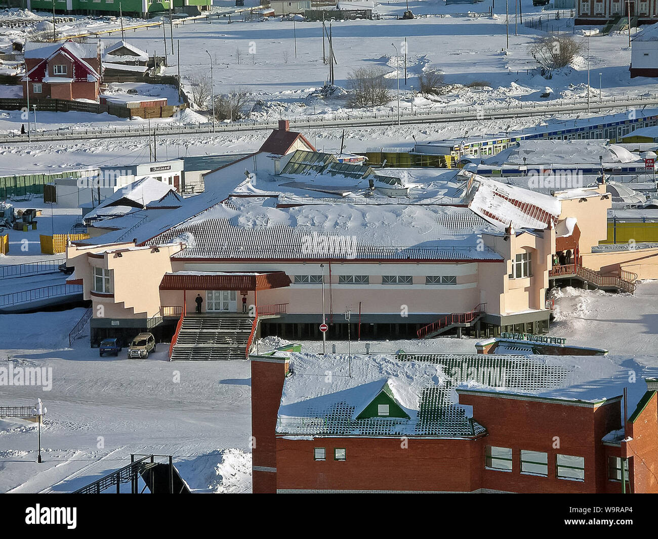 Salekhard, Russland - 27. Februar 2007: Die Stadt von salekhard im Winter, Häuser und Straßen der Stadt. Die Stadt ist jenseits des Polarkreises auf den Ya Stockfoto