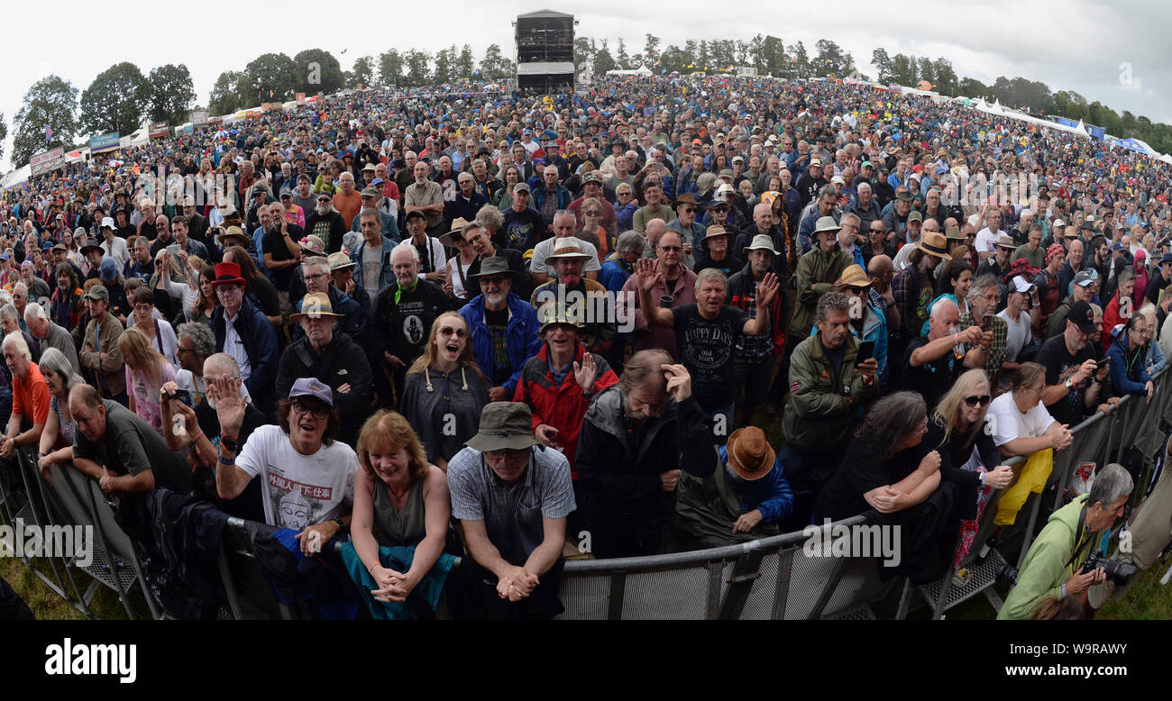 England, Oxfordshire, Cropredy, Panoramablick von der Masse auf dem Festival. Stockfoto