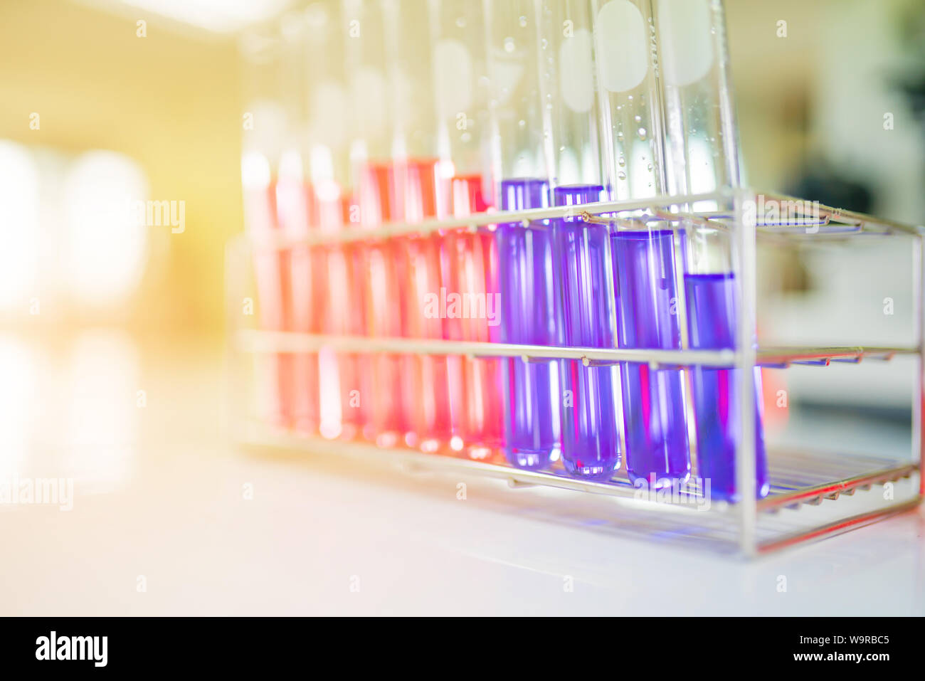 In der Nähe des farbenfrohen Chemikalien Reagenzgläser auf Tablett im medizinischen Labor Stockfoto
