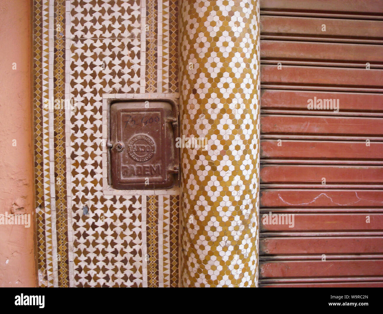 Marrakesch Maroc April 02,2010: Stromzähler an einer Wand mit bunten Arabische Fliesen Stockfoto