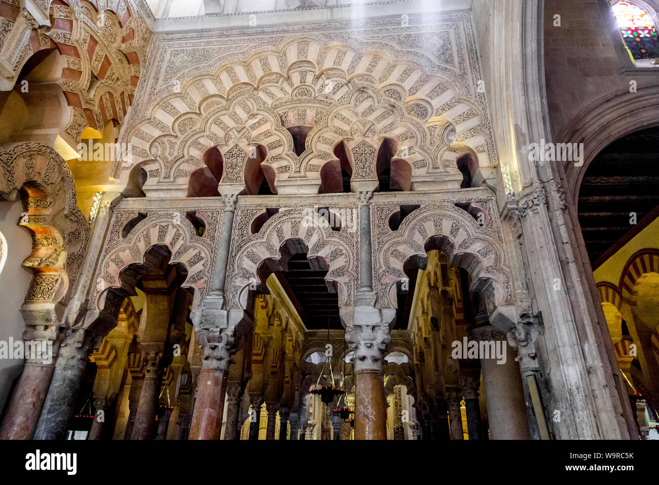 Bögen innerhalb der Gebetsraum der Mezquita (Moschee), Cordoba, Provinz Córdoba, Andalusien, Spanien, Europa. Stockfoto