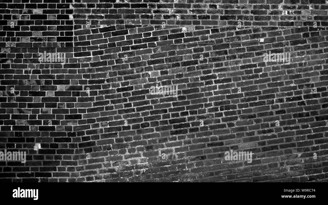 Eine alte Mauer auf einem Hang mit gemischten Anleihen gebaut, Elephant House, Chilham, Kent, Großbritannien. Stockfoto