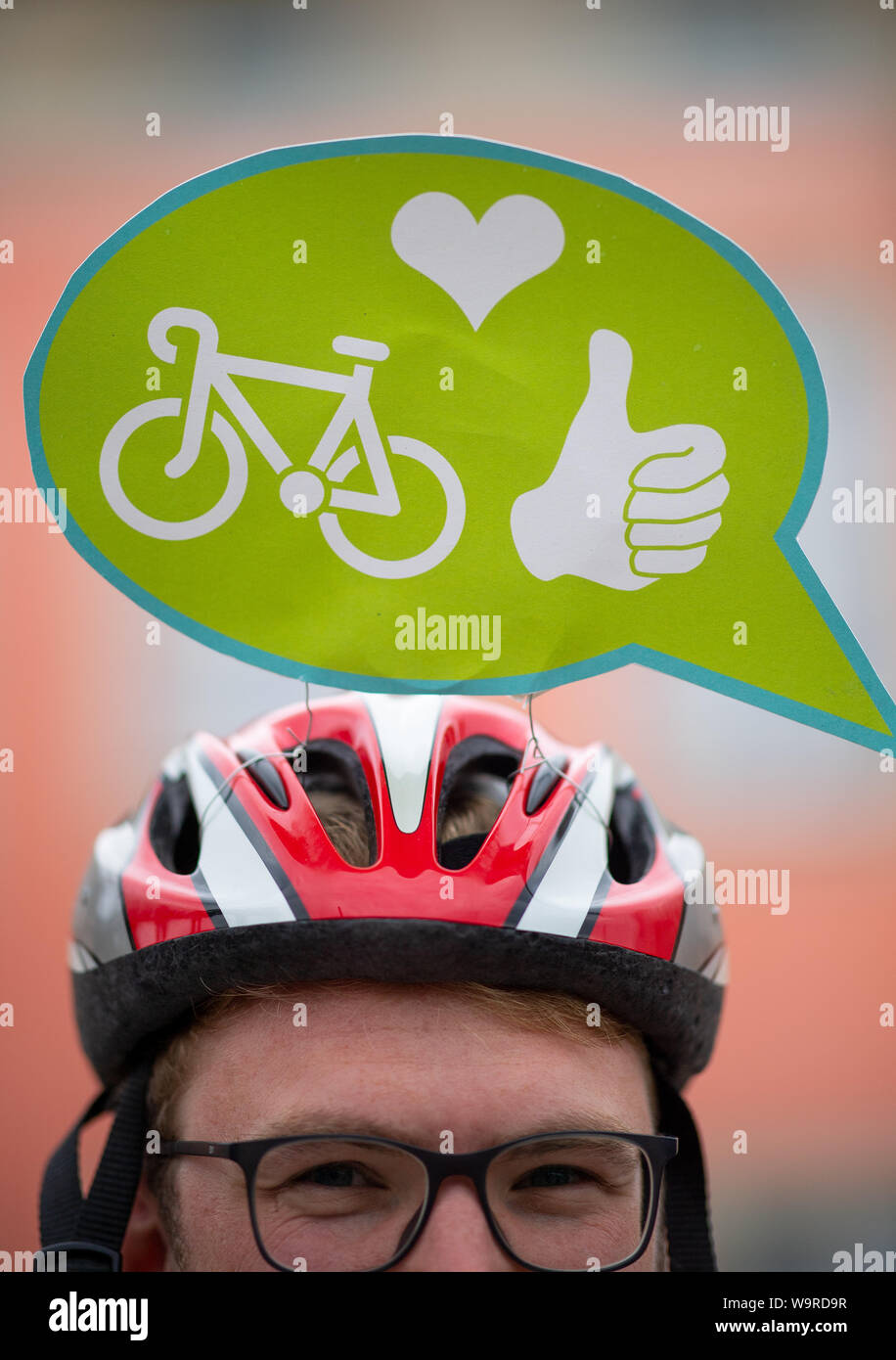 Potsdam, Deutschland. 15 Aug, 2019. Ein Schild mit dem Fahrrad die  Piktogramme", "Herz" und "Daumen hoch" ist zu einem fahrradhelm während ein  Foto Kampagne für den Start der Volksinitiative für eine Verkehrswende