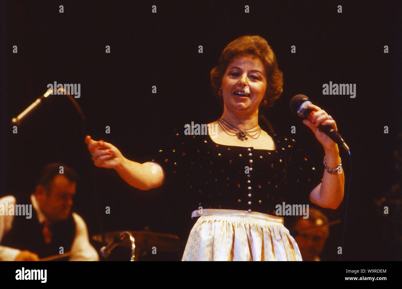 Erni Hornung, bayrische Jodlerin und Volksmusiksängerin, bei einem Auftritt, Deutschland, 1980er. Erni Hornung, Bayerische Volksmusik Sänger und Jodler, während ein Konzert, Deutschland, 1980. Stockfoto