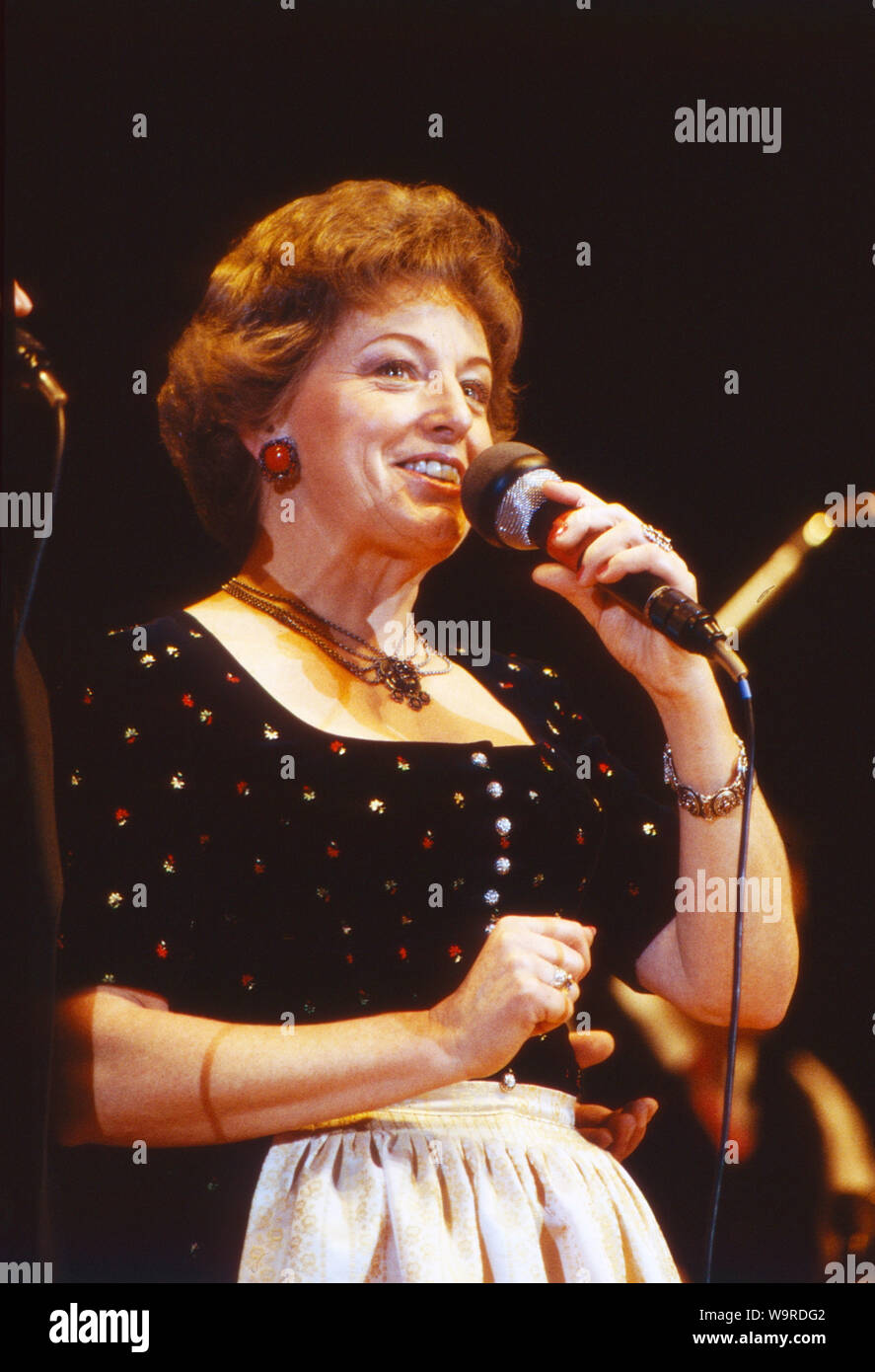 Erni Hornung, bayrische Jodlerin und Volksmusiksängerin, bei einem Auftritt, Deutschland, 1980er. Erni Hornung, Bayerische Volksmusik Sänger und Jodler, während ein Konzert, Deutschland, 1980. Stockfoto