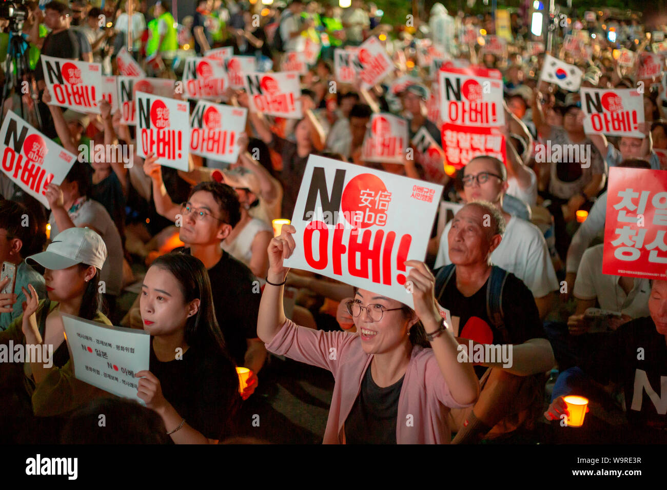 Anti-Shinzo Abe Protest, 10. August 2019: Menschen nehmen an einer Kundgebung statt der japanische Premierminister Shinzo Abe und sein Regime vor der japanischen Botschaft in Seoul, Südkorea anzuprangern. Japan kürzlich Südkorea aus der Whitelist der bevorzugten Handelspartner in scheinbare Repressalien für Seoul Handhabung der Entschädigung Problem zu Koreaner gezwungen, in japanischen Fabriken und Minen während des Zweiten Weltkrieges zu mühen, die lokalen Medien berichtet. Seoul zurück geschlagen durch Entfernen von Tokio aus eigenen Whitelist. Quelle: Lee Jae-Won/LBA/Alamy leben Nachrichten Stockfoto