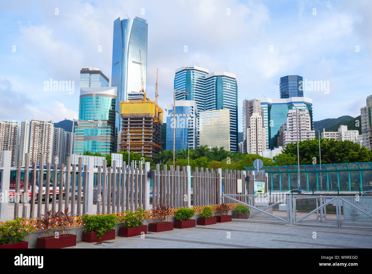 Hongkong - Juli 10, 2017: Stadtbild mit modernen Bürogebäuden an sonnigen Tag, die Skyline von Hong Kong Stockfoto