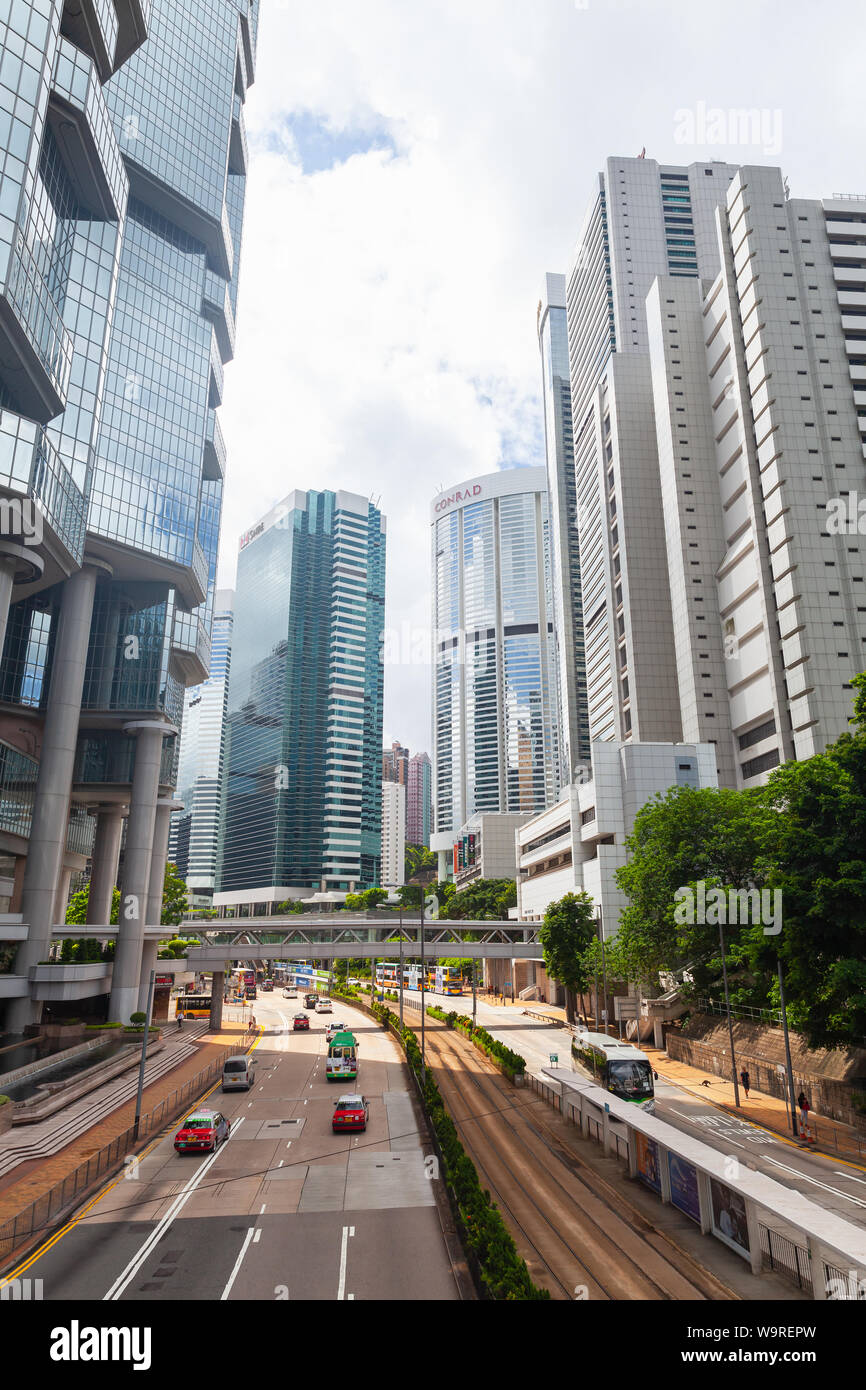 Hong Kong - 15. Juli 2017: Blick von Queensway ist eine große Straße in der Admiralität Bereich Central, Hong Kong Stockfoto