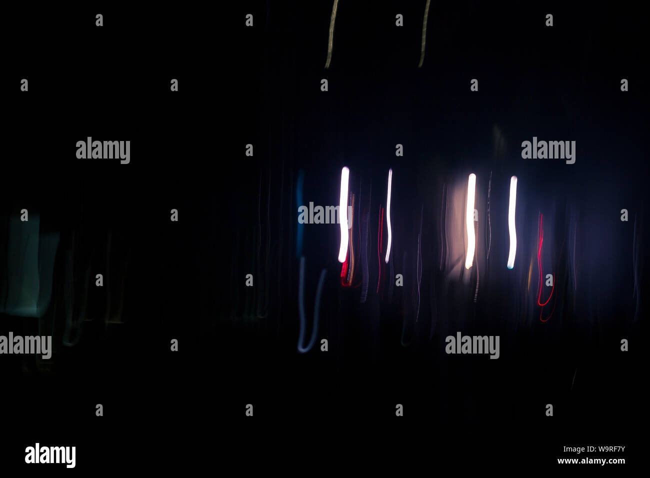 Bewegung verwischt Night Shot mit Fackeln eines Feuers esser Jongleur. Hintergrund ist dunkel und verschwommen, nur Feuer ist deutlich sichtbar. Stockfoto
