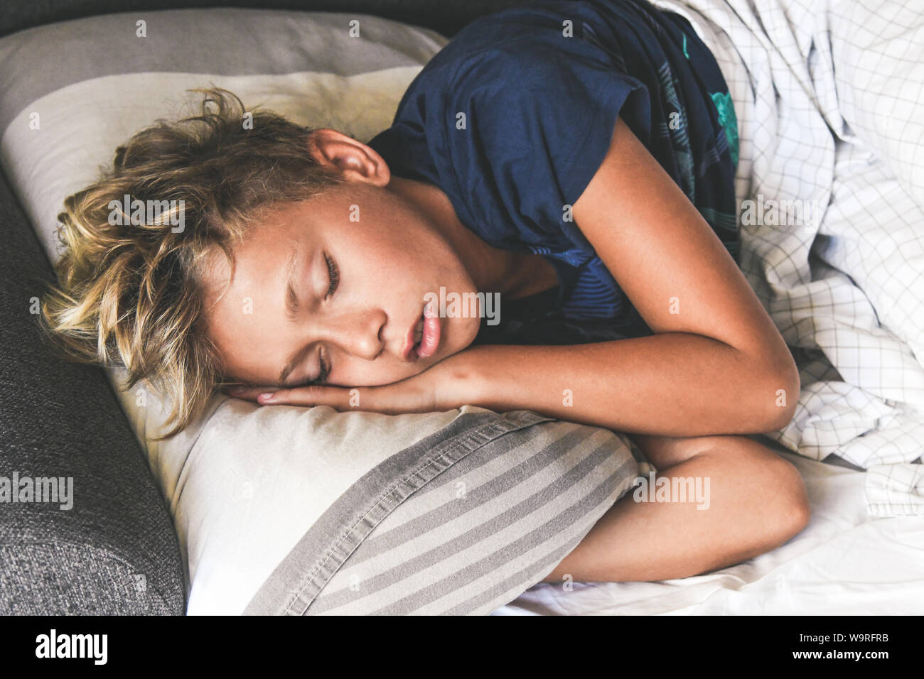 Angst Alleine Zuhause Zu Schlafen Junge Ruht Sofa Liegend Stockfotos und -bilder Kaufen - Alamy