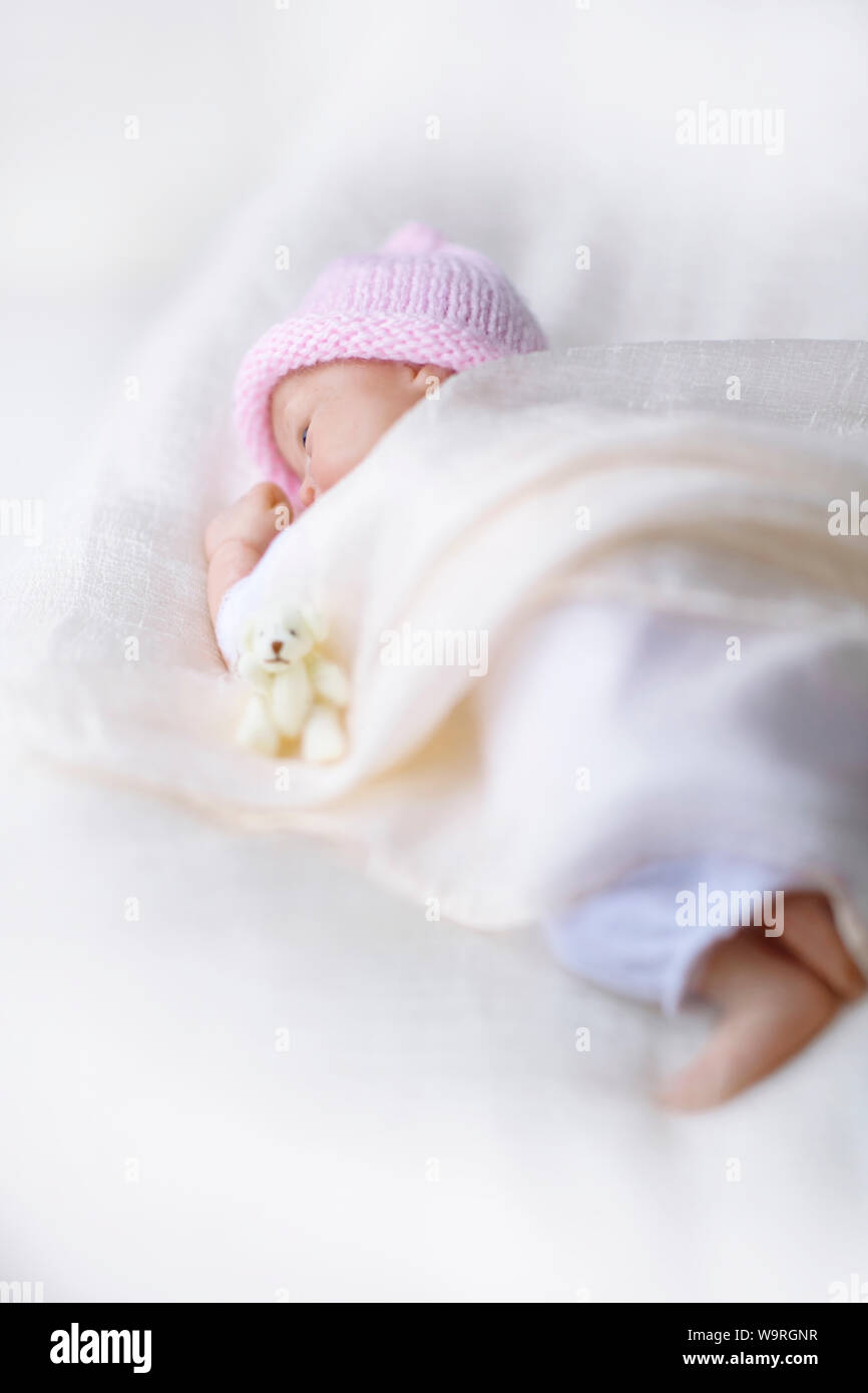 Vorzeitige reborn Puppe genommen frühgeborenes Baby und Kinderbett Death Syndrome zu repräsentieren, vertikale Bild geschossen für Raum und Text kopieren Stockfoto