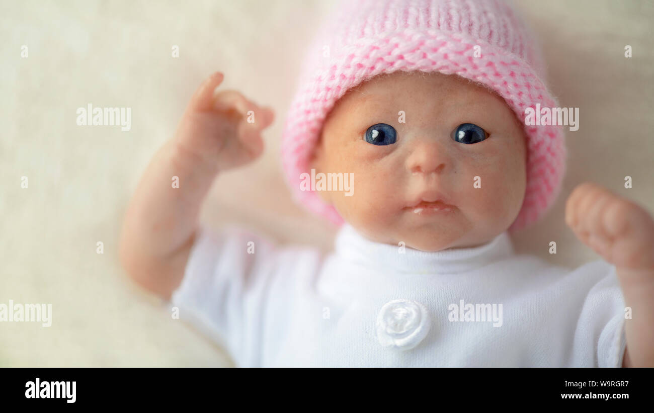 Vorzeitige reborn Puppe Nahaufnahme schöne blaue Augen, selektiver Fokus, horizontales Bild geschossen für Raum und Text kopieren Stockfoto