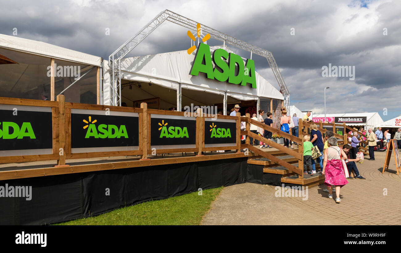 Landwirtschaftliche zeigen Besucher in zu große temporäre Asda Convenience Shop (durch den Handel steht im Retail Bereich) - Große Yorkshire zeigen, Harrogate, UK. Stockfoto