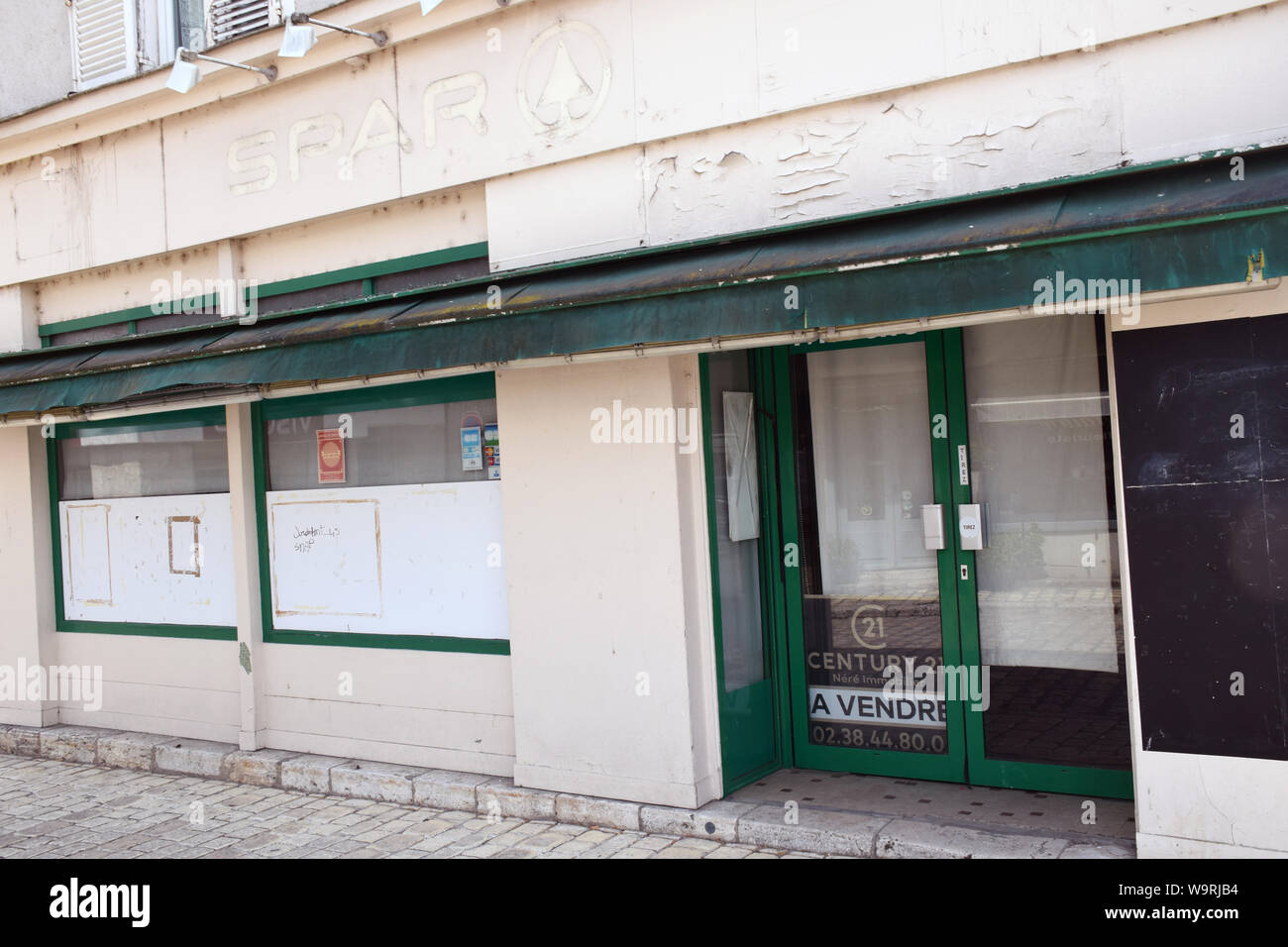 Geschlossene Spar Supermarkt, Beaugency, Val de Loire, Frankreich Juli 2019 Stockfoto