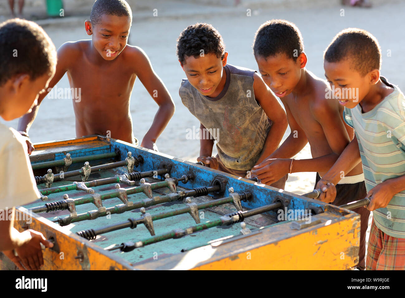 Jungen spielen Tischfußball in Morondava, Madagaskar. Aufgrund einer politischen Krise in Madagaskar gehört zu den ärmsten Ländern der Welt Stockfoto