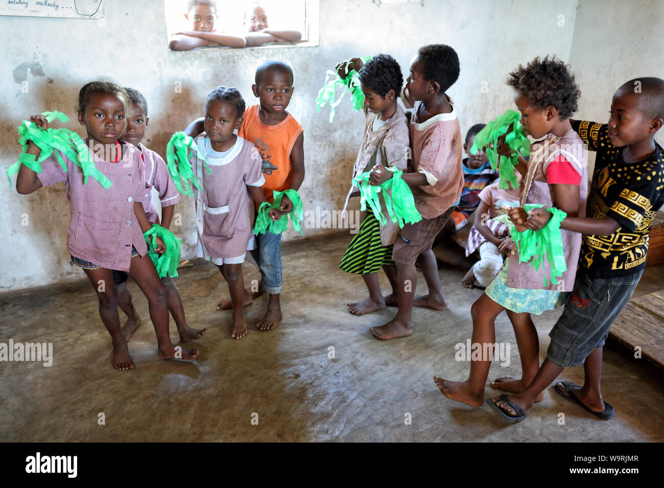 Studenten Proben ein Tanz für Independance Day in einer Grundschule in Anakao, Madagaskar. Stockfoto