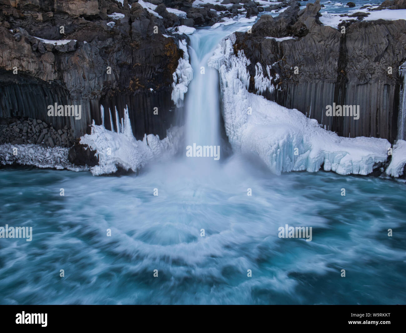 Die blauen Pool der Der Aldeyjarfoss Wasserfall. Foto von März in Island Stockfoto