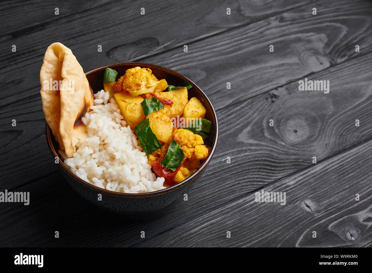 Aloo Gobi mit Reis und chapati. Indische Küche vegetarisches Curry mit Blumenkohl, Kartoffel, Ingwer, Knoblauch und Gewürzen - Kreuzkümmel, Koriander, Chili gekocht Stockfoto