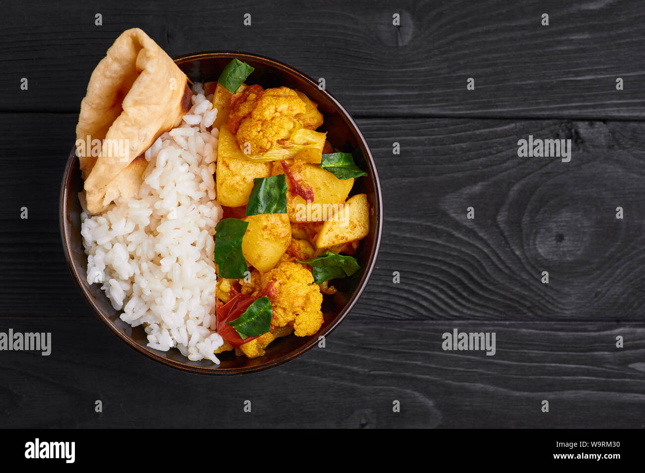 Aloo Gobi mit Reis und chapati. Indische Küche vegetarisches Curry mit Blumenkohl, Kartoffel, Ingwer, Knoblauch und Gewürzen - Kreuzkümmel, Koriander, Chili gekocht Stockfoto
