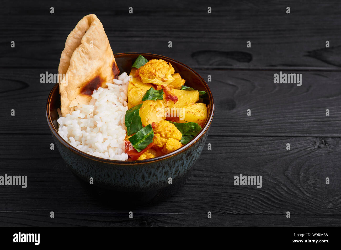 Aloo Gobi mit Reis und chapati. Indische Küche vegetarisches Curry mit Blumenkohl, Kartoffel, Ingwer, Knoblauch und Gewürzen - Kreuzkümmel, Koriander, Chili gekocht Stockfoto