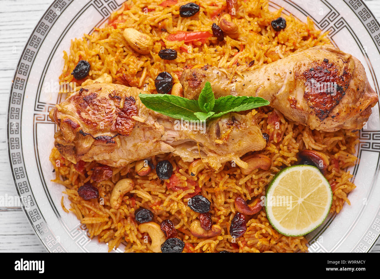 Huhn oder Chicken Biryani Kabsa am weißen Holz- Hintergrund. Kabsa ist ...