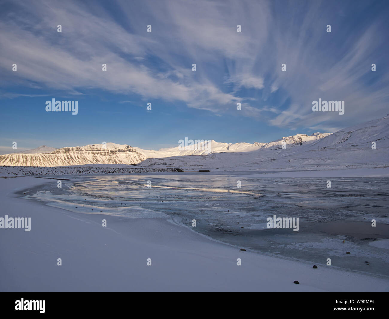 Schönen Winter Landschaft mit See und Schleier Wolken. Foto von April in Island Stockfoto