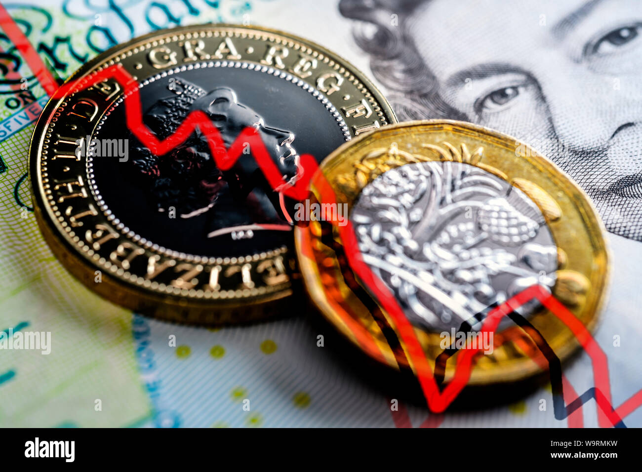 British Pound Sterling Münzen und Banknoten, fallende Wechselkurs Stockfoto