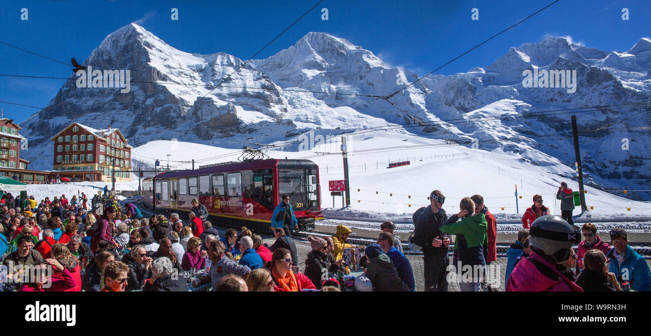 Bahnhof Kleine Scheidegg derJungfraubahn mit Eiger, Mönch und Jungfrau *** Local Caption *** Stockfoto