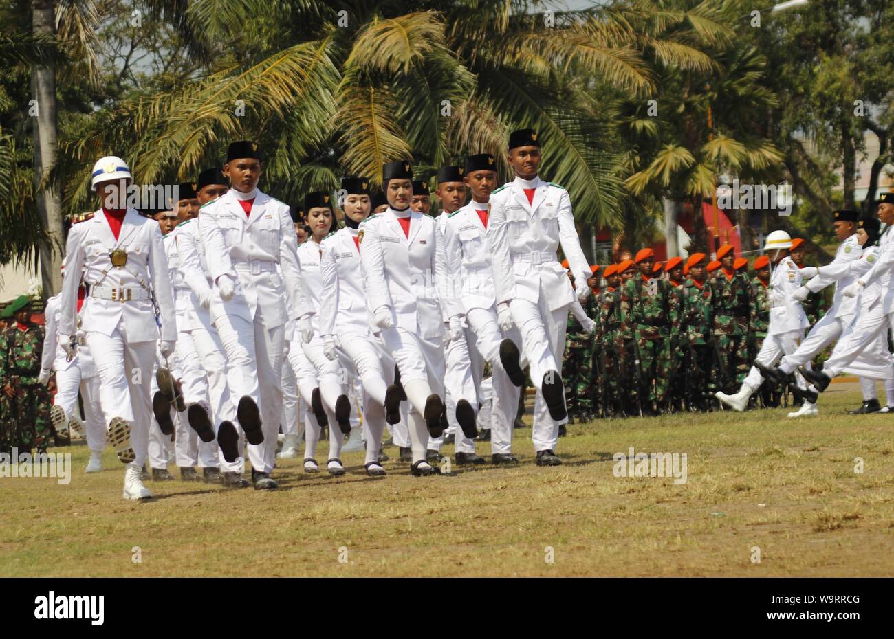 Madiun, Indonesien. 15 Aug, 2019. Mit Studenten zusammen, Personal der Indonesischen Nationalen Streitkräften (TNI) und der indonesischen Polizei (Polri), während in der Ausbildung für Bewerber der Flagge des Heirloom Kraft [Paskibraka Kandidat] auf dem Platz der Stadt von Madiun, Donnerstag, 15. August 2019 zu erhöhen. Die Kandidaten der Paskibraka sind die Durchführung einer sauberen Probe' Training. Credit: Pacific Press Agency/Alamy leben Nachrichten Stockfoto