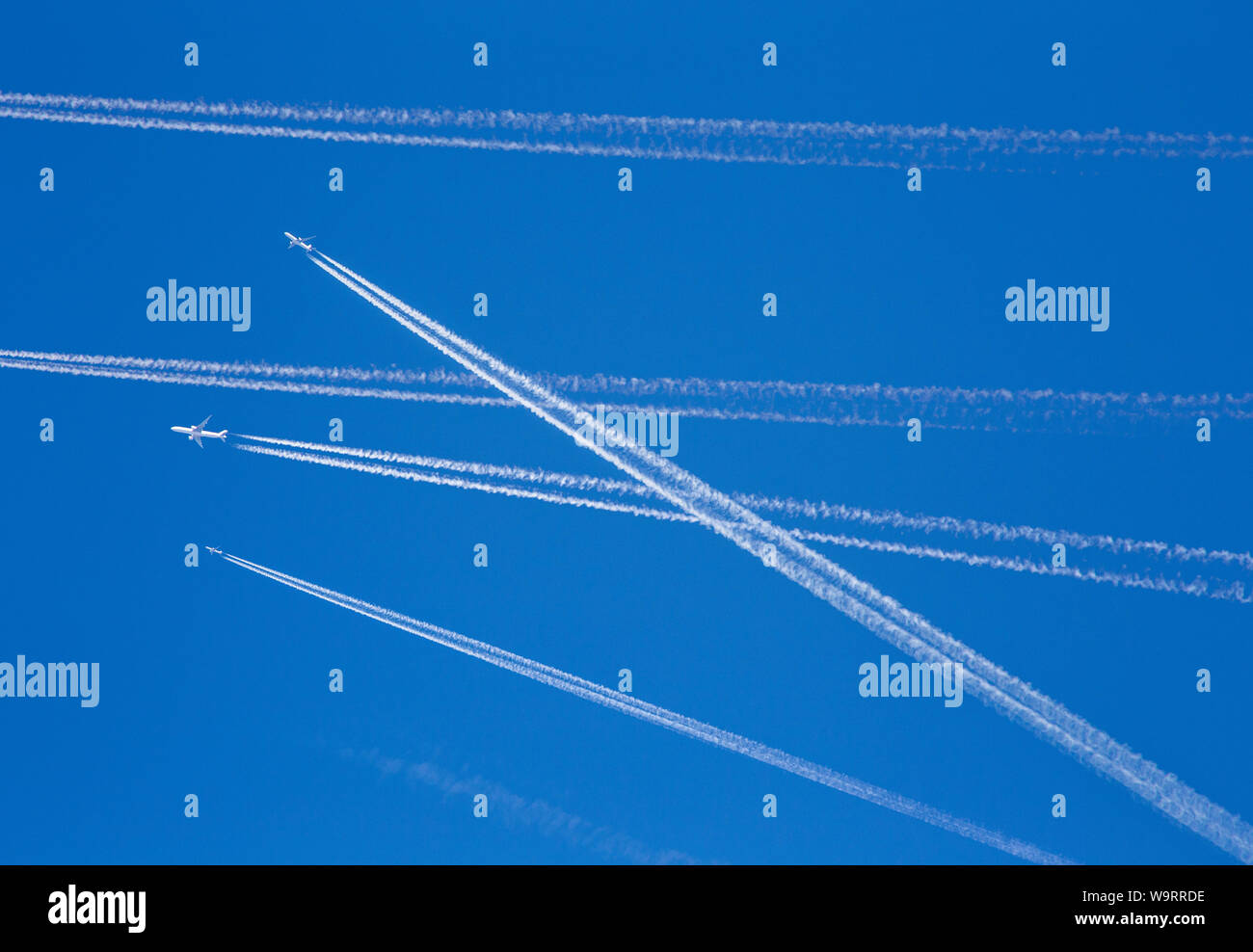 Eine Menge Passagier Flugzeuge, die in der Luft, besetzt Air Traffic, Reisen Hochsaison beginnt Konzept. Weiße Flächen gegen den blauen Himmel. Foto Manipulation. Stockfoto