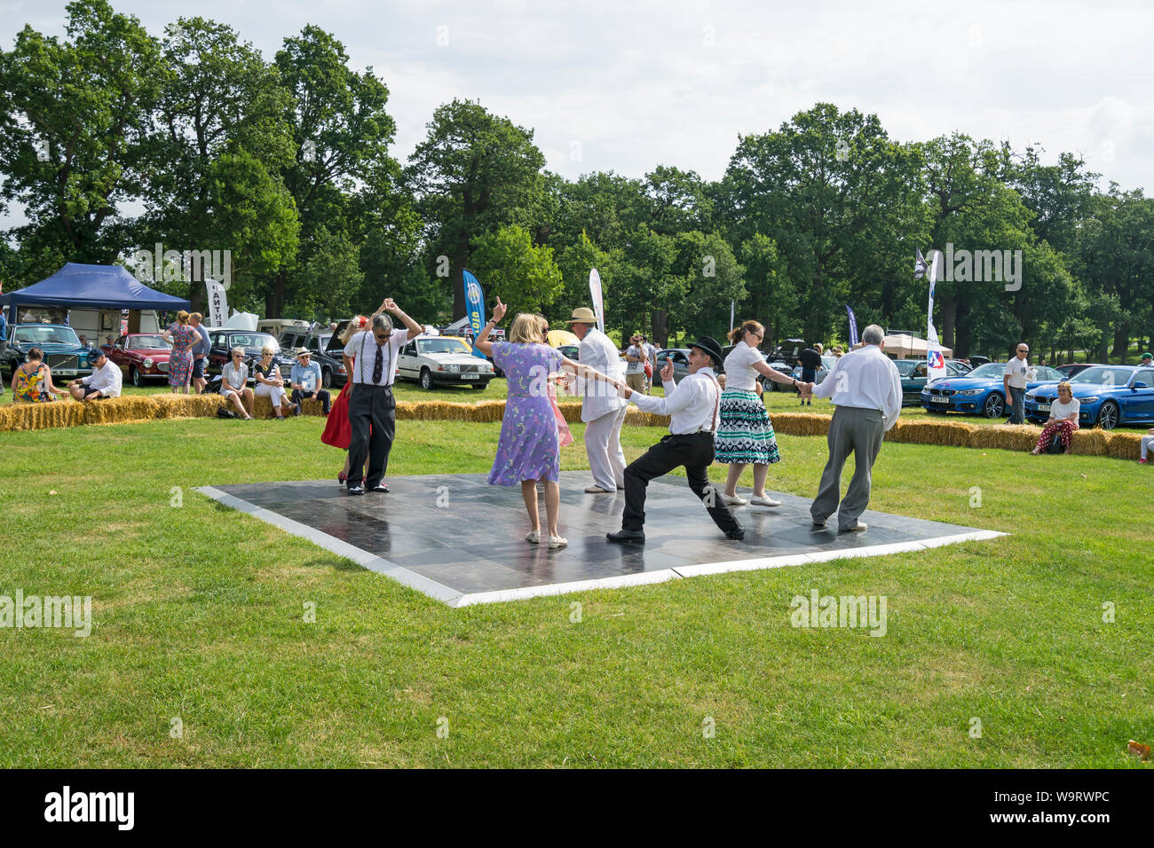 Unterlegkeile entfernt alte Zeit zum Tanzen Anzeige Der helmingham Festival der Klassischen & Sportwagen 2019 Stockfoto Unterlegkeile entfernt alte Zeit zum Tanzen Anzeige Der helmingham Festival der Klassischen & Sportwagen 2019 Stockfoto