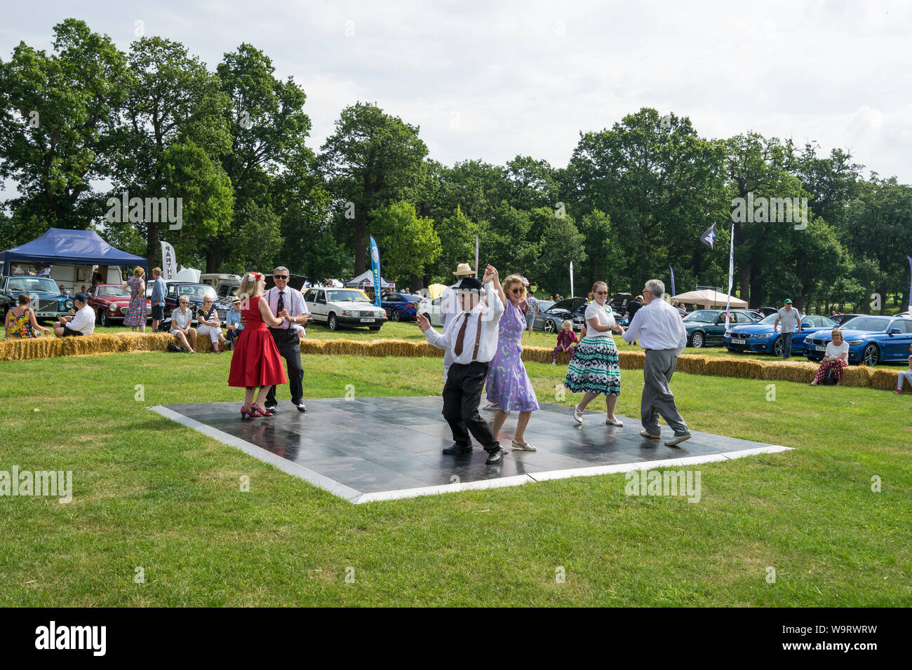 Unterlegkeile entfernt alte Zeit zum Tanzen Anzeige Der helmingham Festival der Klassischen & Sportwagen 2019 Stockfoto Unterlegkeile entfernt alte Zeit zum Tanzen Anzeige Der helmingham Festival der Klassischen & Sportwagen 2019 Stockfoto