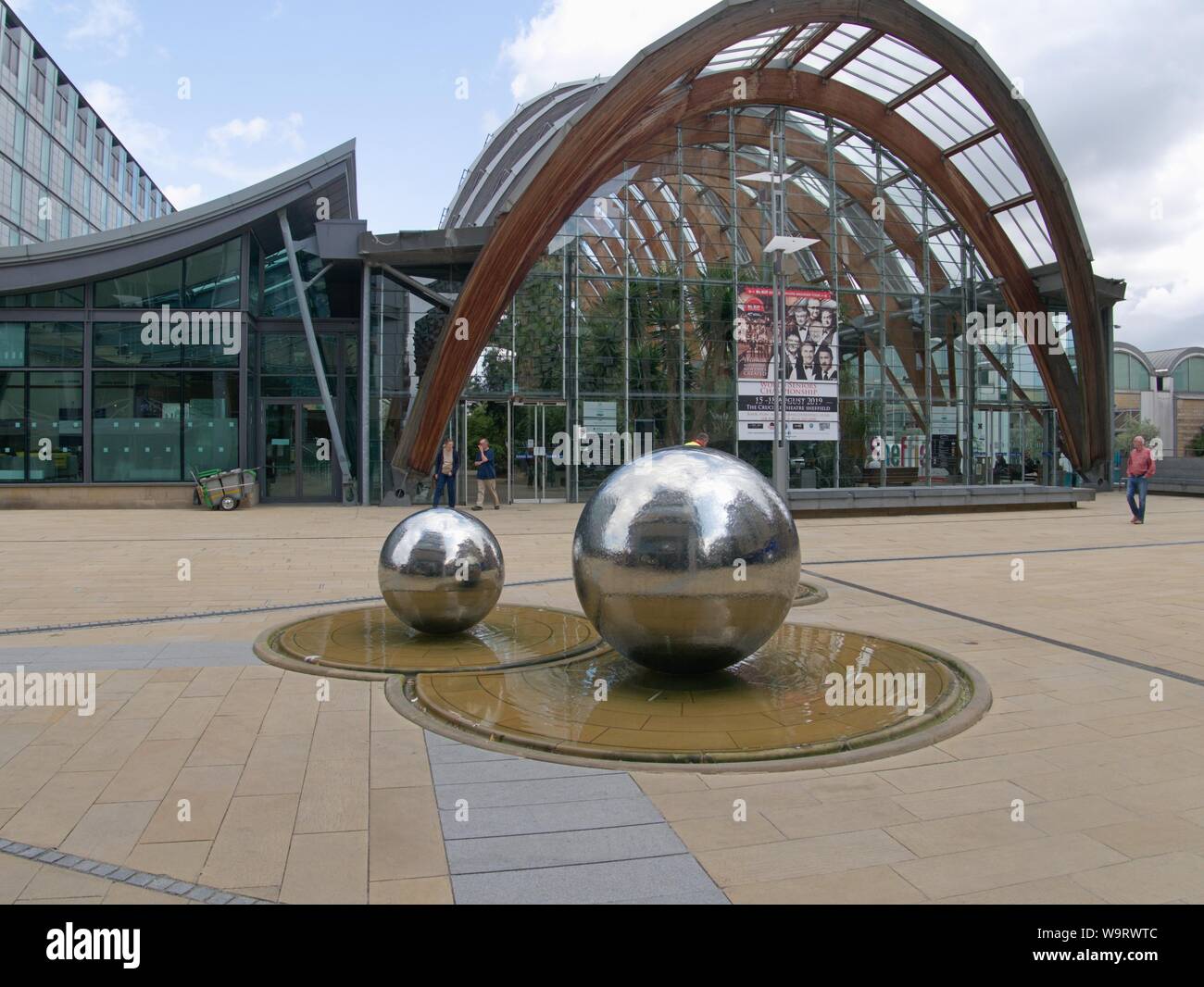 Stahlkugeln wasser Funktion durch die Winter Gardens in Sheffield Stockfoto