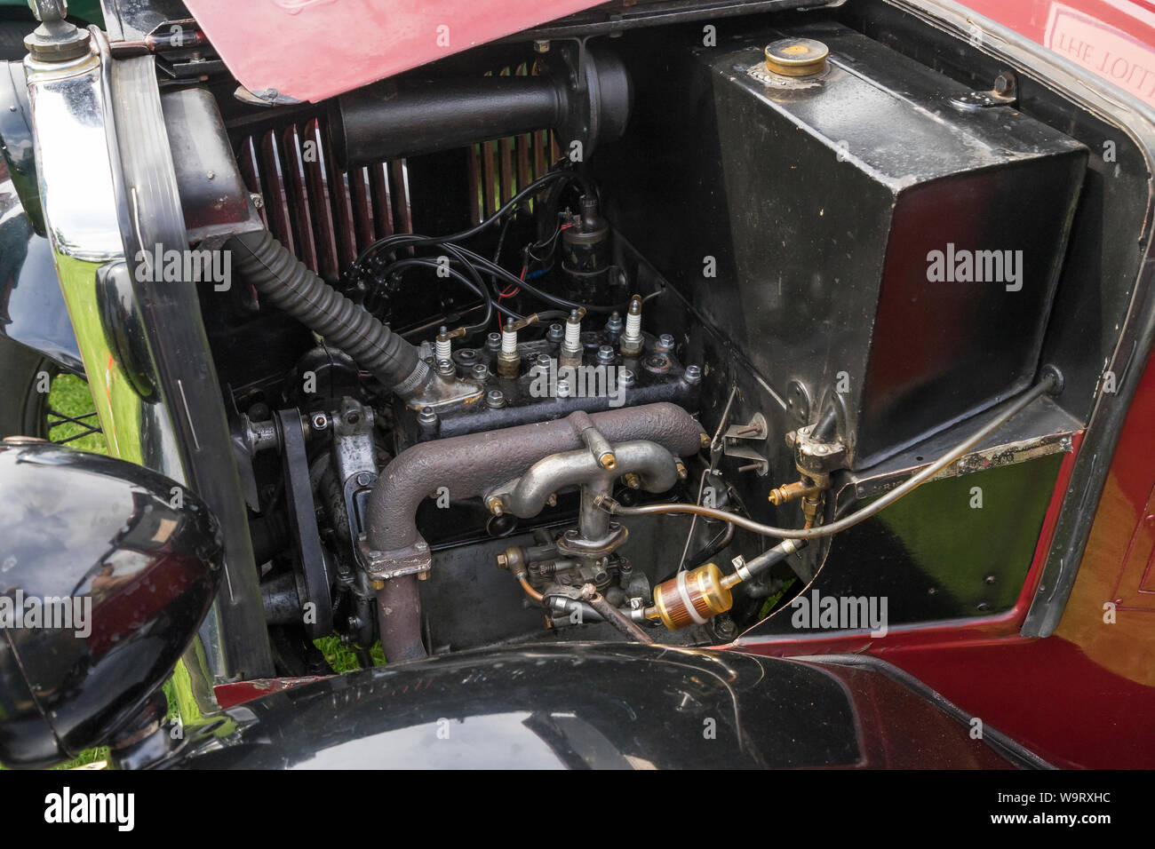 Motorraum 1938 Austin Seven Deluxe Saloon am Helmingham Festival der Klassischen & Sportwagen 2019 Stockfoto