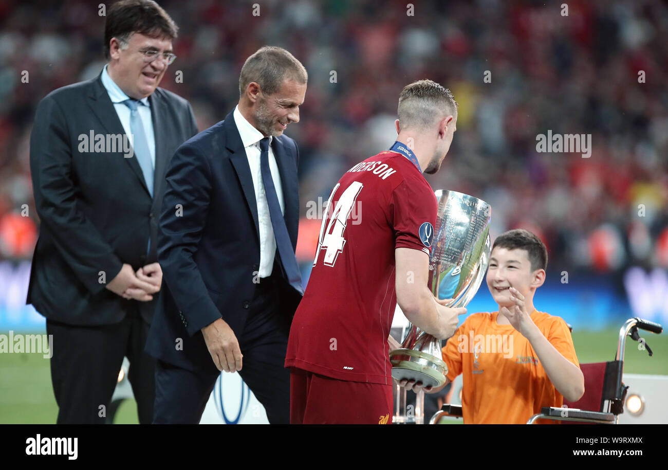 Uefa Stiftung Guest Ali Turganbekov Rechts Hebt Die Trophae Nach Der Uefa Super Cup Finale Bei Besiktas Istanbul Stockfotografie Alamy