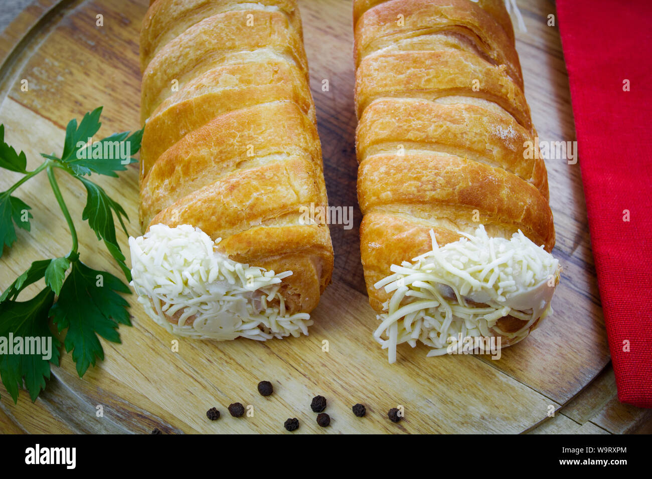 Bechamel und Käseblätterteig Stockfoto