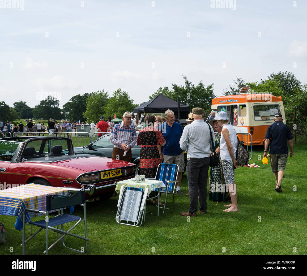 Menschen und Freunde versammelten sich um klassische Autos Stockfoto