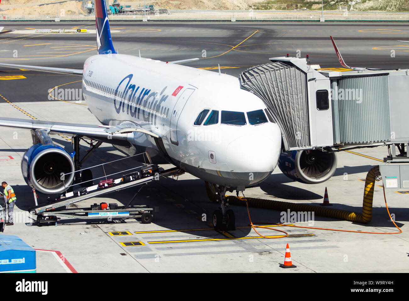 Neuen Flughafen Istanbul, Istanbul/Türkei - am 11. August 2019: Onur Air ist eine der Türkei Verkehrsflugzeug. Einer von seinen Airbus A-320 Flugzeuge, TC-OBU Stockfoto
