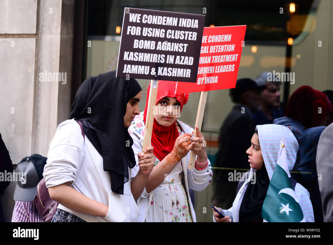 Aldwych, London, UK. 15. August 2019. Kaschmir Protest außerhalb der Indischen hohe Kommission in London von Pakistan Verfechter. Quelle: Matthew Chattle/Alamy leben Nachrichten Stockfoto