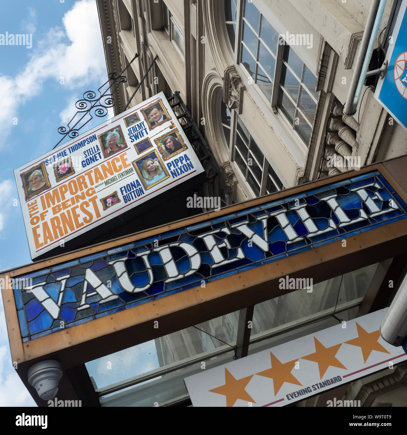 LONDON, Großbritannien - 26. JULI 2018: Schild für Vaudeville Theatre in the Strand Stockfoto